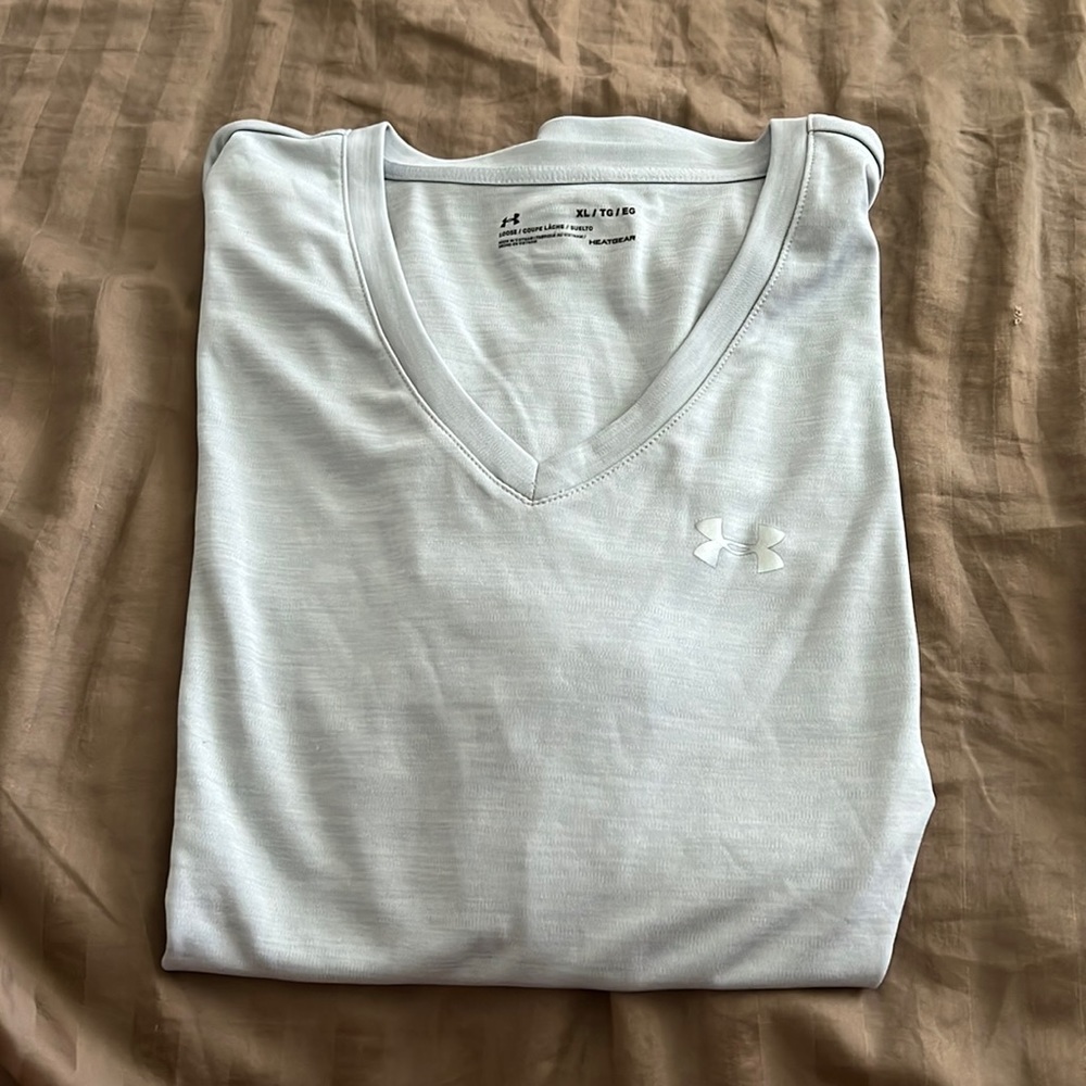 Under Armour V-Neck Workout Tee ✨✨